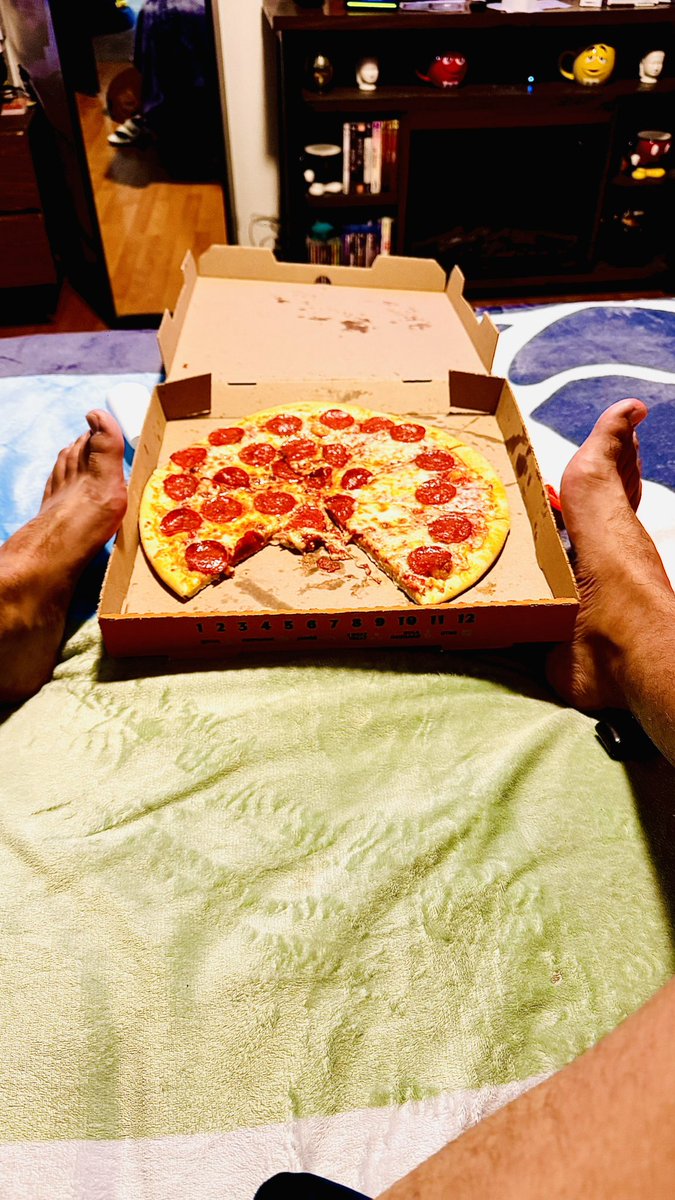 BetoFeet91X's tweet photo. Cenando Solo 😭 #cdmx2024 #patas #gayfeet #feet https://t.co/AO9YDkSfW9