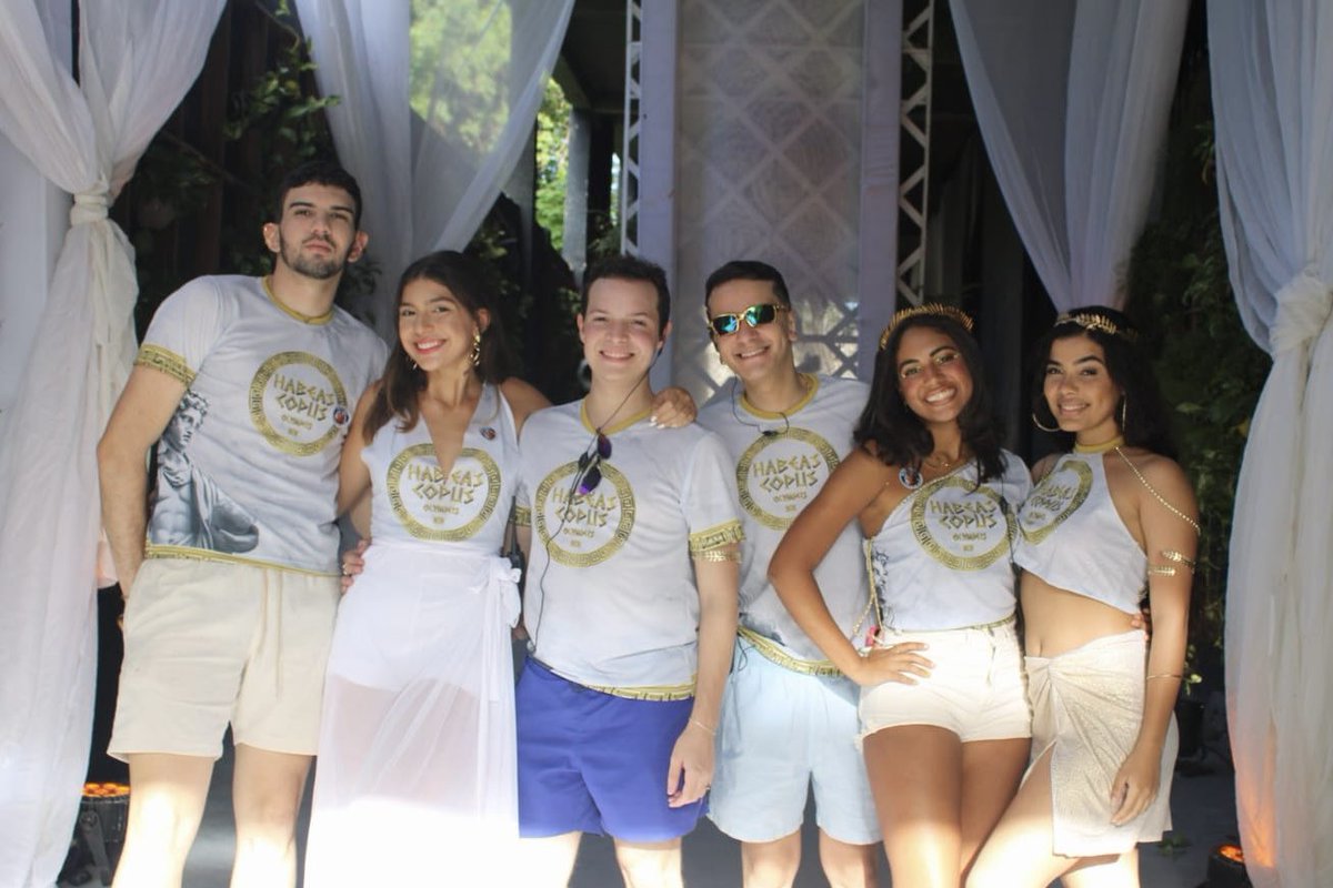 Obrigada a todos que compareceram ao Olympus, a Habinhas mais uma vez se despede com as fotos dos rostinhos que fizeram a festa ser divina 🏛️💙

Adeus meus olimpianos! 🥹