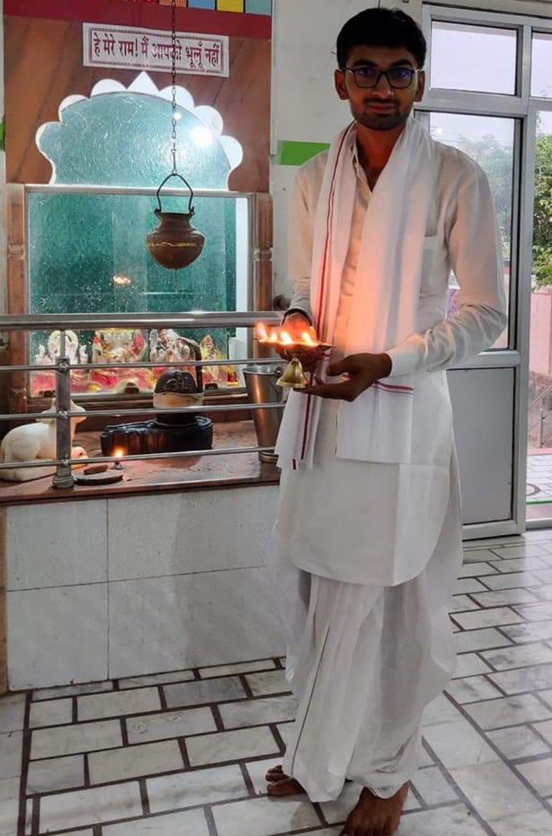 RahulRedi4BJP's tweet photo. कर्ता करे ना कर सके, शिव करे सो होय 
तीन लोक नौ खंड में, महाकाल से बड़ा ना कोय 

श्रावण मास की हार्दिक शुभकामनाएं🌿❤️
हर हर महादेव 📿🔱 https://t.co/X89bSYYlyO