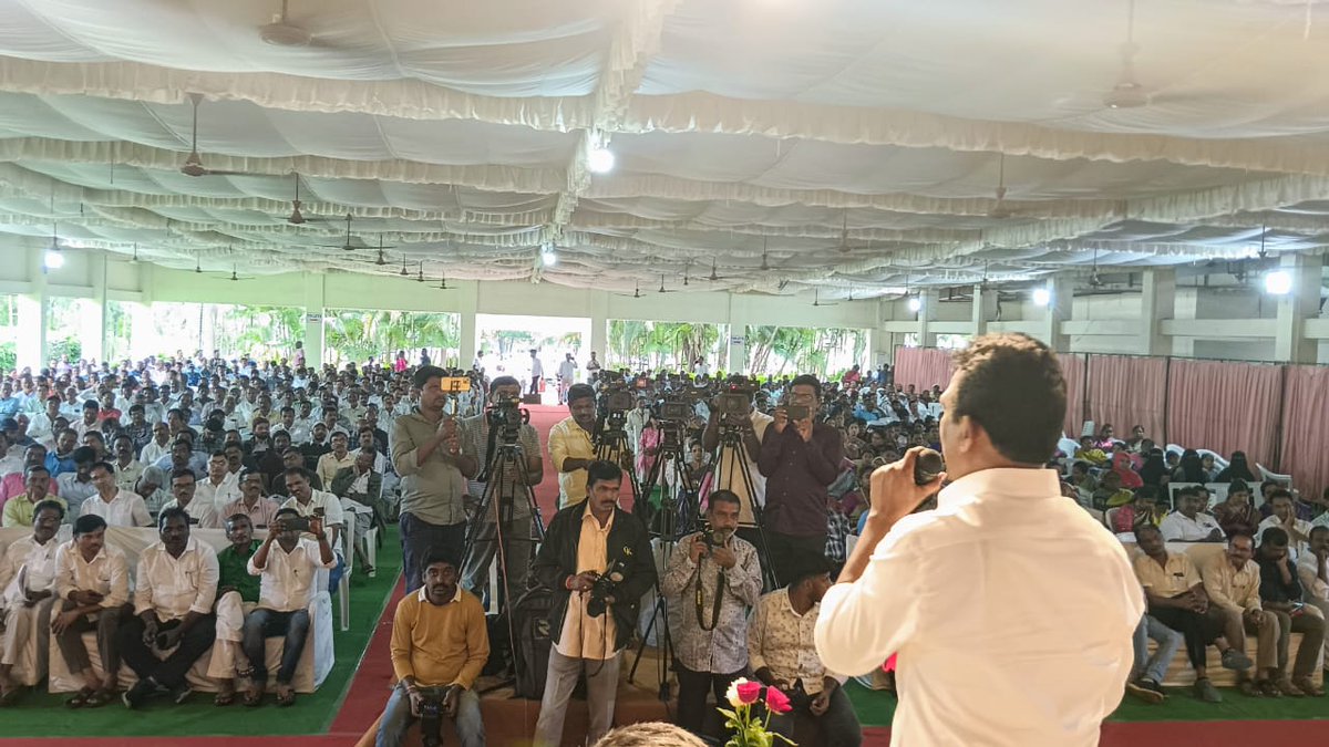 meegmr's tweet photo. Honorable Chief Minister Shri. @revanth_anumula ji stated that the teachers were promoted, on this occasion I thanked the Chief Minister for fulfilling the 20-year long dream of teachers and creating history by promoting a total of 18,942 teachers in the state so far. https://t.co/a0CS9Ue6SH