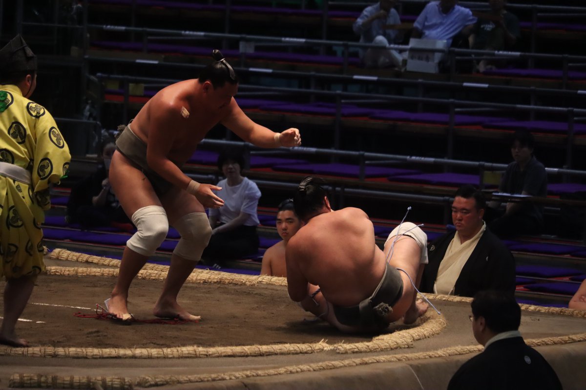 九日目の様子＞ 序二段取組 聖白鵬（5勝）上手投げ 恵雅（4勝1敗