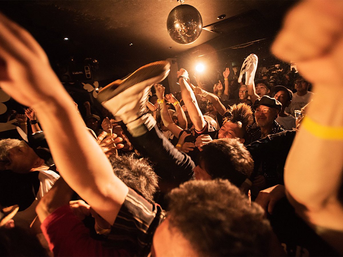 それはタイムマシンにもなるけれど  混沌直下ぶつかり合う衝撃が過去などに浸らせてはくれない  灼熱でも革ジャン姿のパンクス共々  そこは長い旅の果てでもあるが  どっこい始まりの気概に満ちている！  俺等17曲で先輩23曲！  なあ兄弟姉妹  10年後  俺等もああありたい  嗚呼！  皆であああろうぜ！