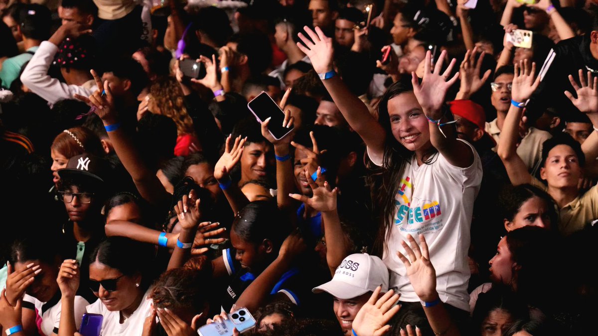 ¡Felicidades bachilleres!

Desde Caracas celebramos el cierre del Mostacho Fest. Han sido jornadas de sana diversión en las que hemos ratificado el compromiso que tenemos con su formación académica y profesional.

#VenezuelaEsCalidad
<a href="/NicolasMaduro/">Nicolás Maduro</a> 
<a href="/_LaAvanzadora/">Yelitze Santaella</a>