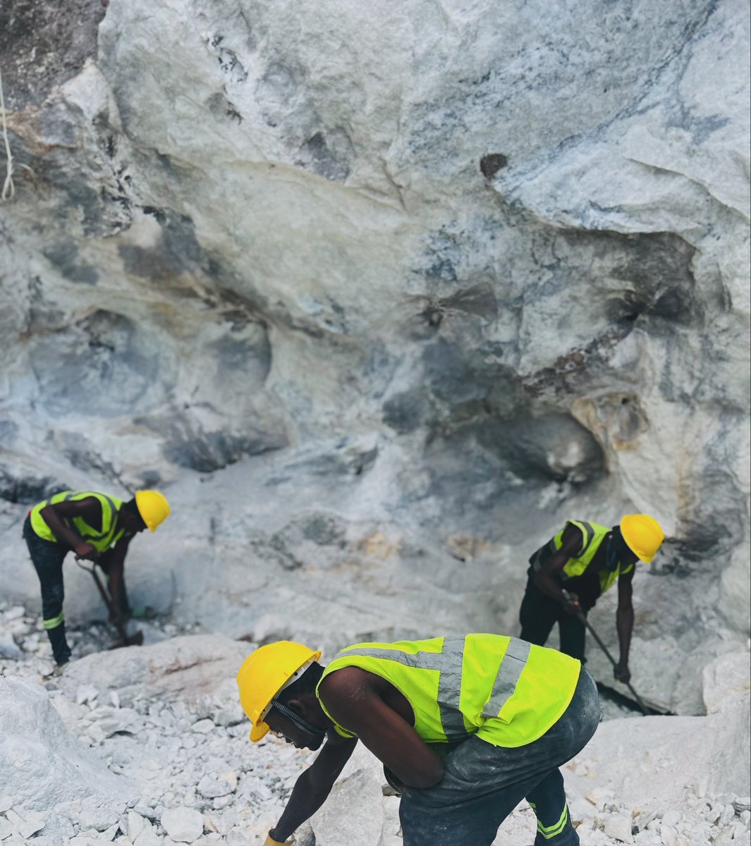thumbsup_Inc's tweet photo. Digging deep to uncover the treasures hidden beneath the earth! βοΈ Nothing compares to the thrill of discovering minerals that have been millions of years in the making.
#MiningLife #TreasureHunt #undergroundadventure https://t.co/U40ctljzHf