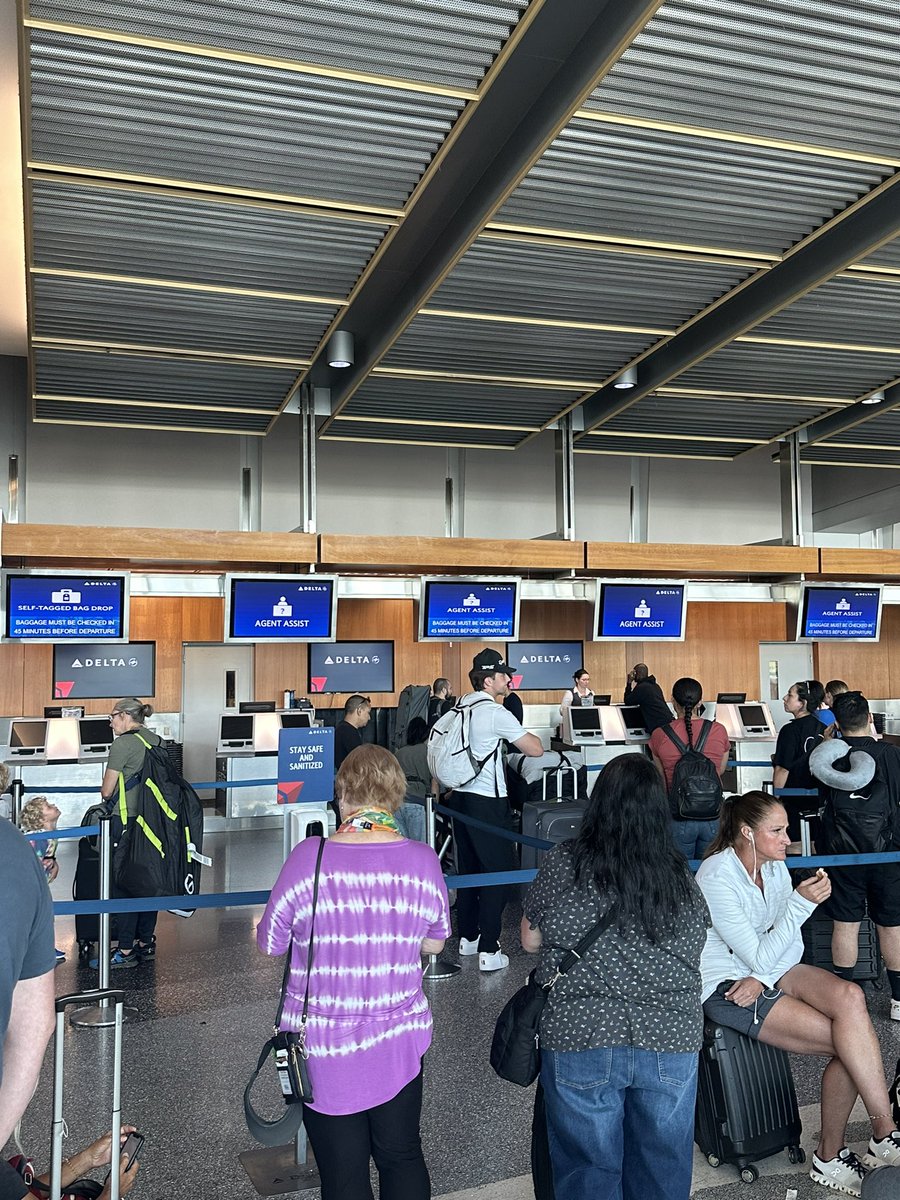 DanzaKuduroush's tweet photo. Delta airlines is causing a huge mess and headache. We have at SD airport 2+ waiting to check our bags because we have an infant and couldn’t print a boarding pass on the app or kiosk. One person was working non Priority check. Just a joke. Terrible communication from their team https://t.co/9JufjzoSpt