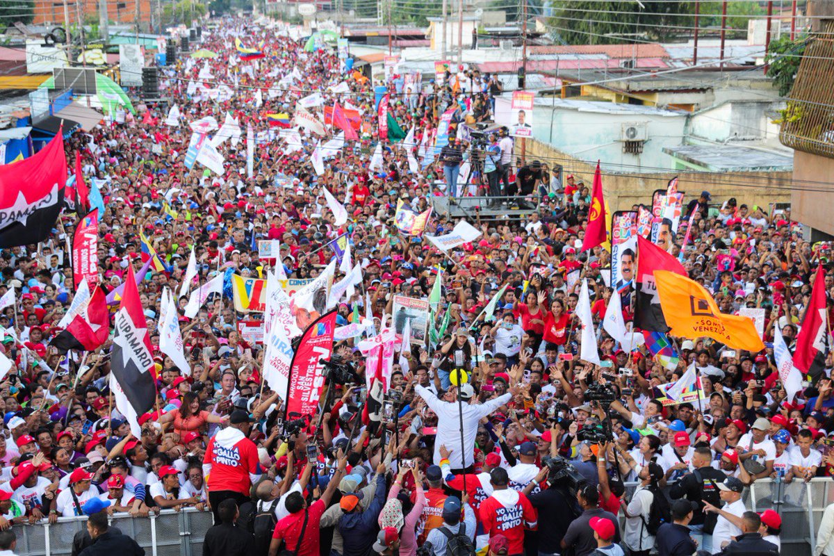 PresidencialVen's tweet photo. #DeInterés📰| En relación a la renuncia del mandatario estadounidense, Joe Biden, a la candidatura presidencial, el jefe de Estado venezolano @NicolasMaduro saludó la decisión de su par, al calificarla de la más sensata y correcta. 

“Fue una actitud responsable presidente Biden, lo conozco, en sus tres años de gobierno, hemos mantenido diálogo permanente, tenemos comisiones de diálogo. Le digo, esté tranquilo porque tomó la decisión sabía y correcta. Desde Venezuela, yo presidente de la República, le deseo salud y larga vida, con nuestras diferencias”, dijo.