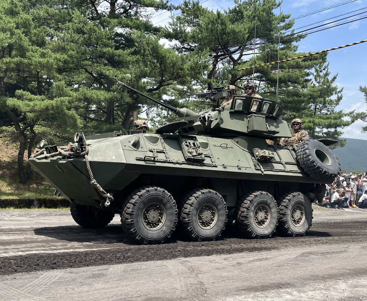 koni_ch47ja's tweet photo. キャンプ富士からお越しの
LAV-25歩兵戦闘車
4枚目は調べたら、TOW対戦車ミサイルの2連装ランチャー装備の対戦車タイプ
LAV-AT(Anti-Tank)
と言うそうで🤩🤩
#富士駐屯地開設70周年記念行事
#キャンプ富士
#LAV25
#LAV_AT https://t.co/5Fr2i04Lk0