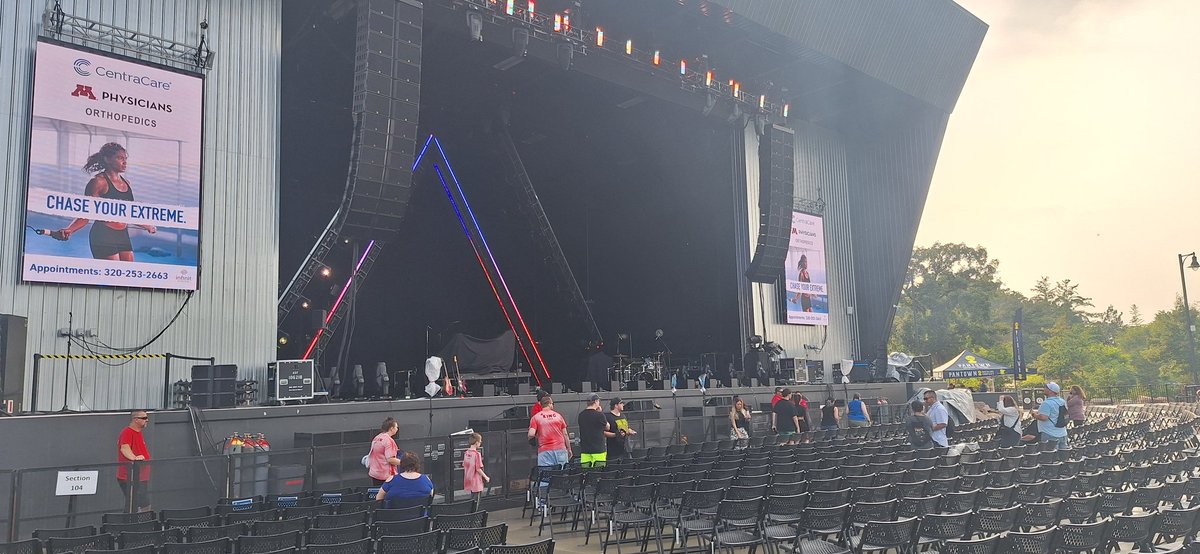 AggieMaru's tweet photo. @30SECONDSTOMARS Here and READY for an amazing night @JaredLeto https://t.co/T2miy1AqMQ