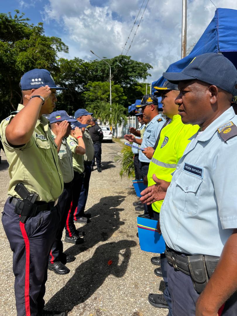 garciapintojose's tweet photo. En el marco de la celebración del Día Nacional del Policía, realizamos una Jornada Integral para los funcionarios y familiares de la policía municipal de Tomás Lander, donde entregamos ascensos y reconocimientos, exaltando los grandes logros de esta institución.

@HectoRodriguez https://t.co/y3VfeouDkY