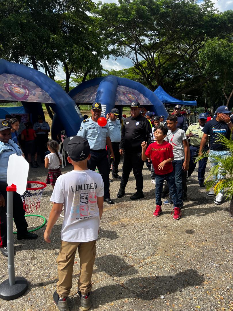 garciapintojose's tweet photo. En el marco de la celebración del Día Nacional del Policía, realizamos una Jornada Integral para los funcionarios y familiares de la policía municipal de Tomás Lander, donde entregamos ascensos y reconocimientos, exaltando los grandes logros de esta institución.

@HectoRodriguez https://t.co/y3VfeouDkY