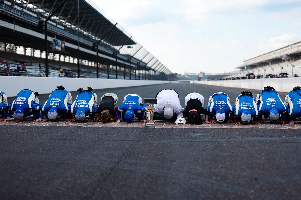TeamHendrick's tweet photo. Sealed it with a kiss. https://t.co/BRSc5UMedR