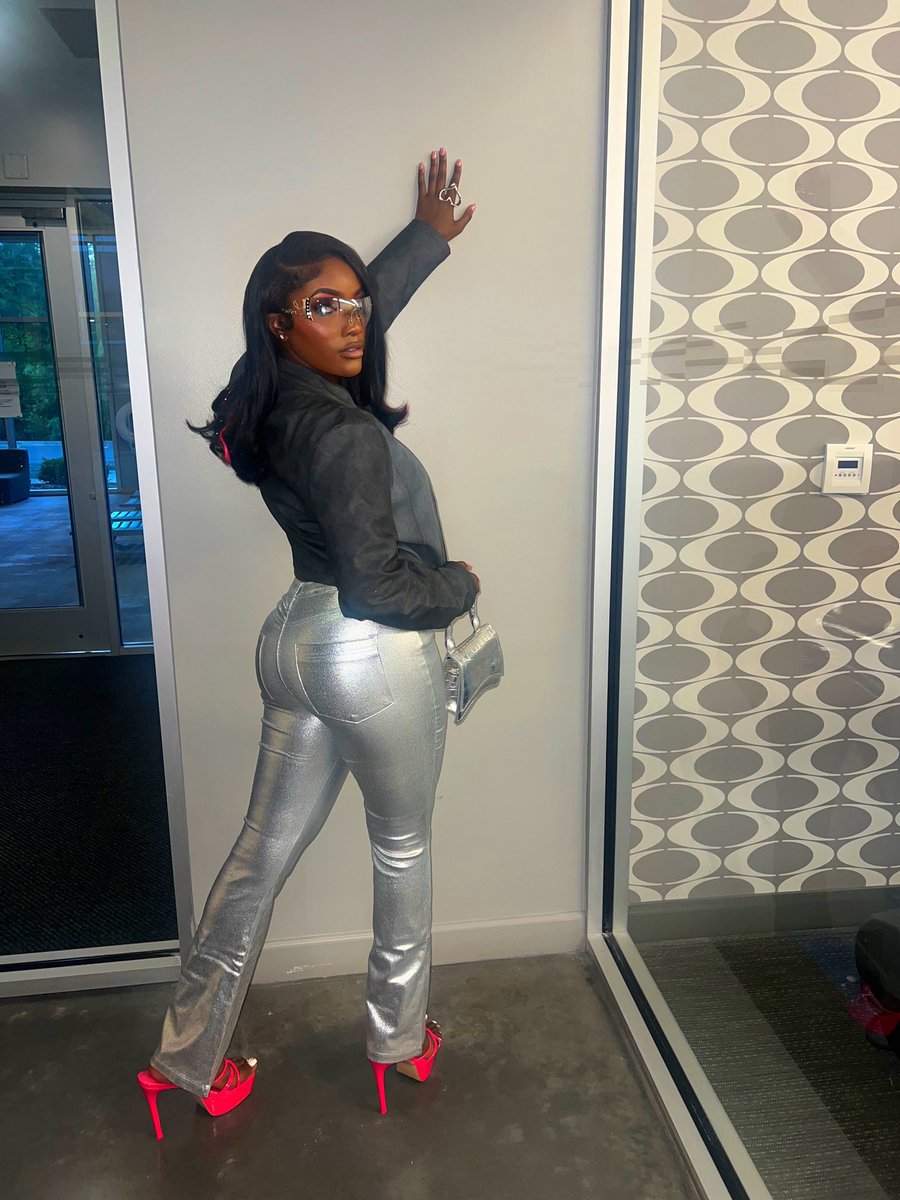 RickinaLeShaye's tweet photo. You’re nothing like them other boysss, LOVER BOYYYYY 🩷💜💙 #omggirlz #omggirlzconcert #bahjarodriguez #queensofrnbtour @Zonnique https://t.co/rRR2rAWK21