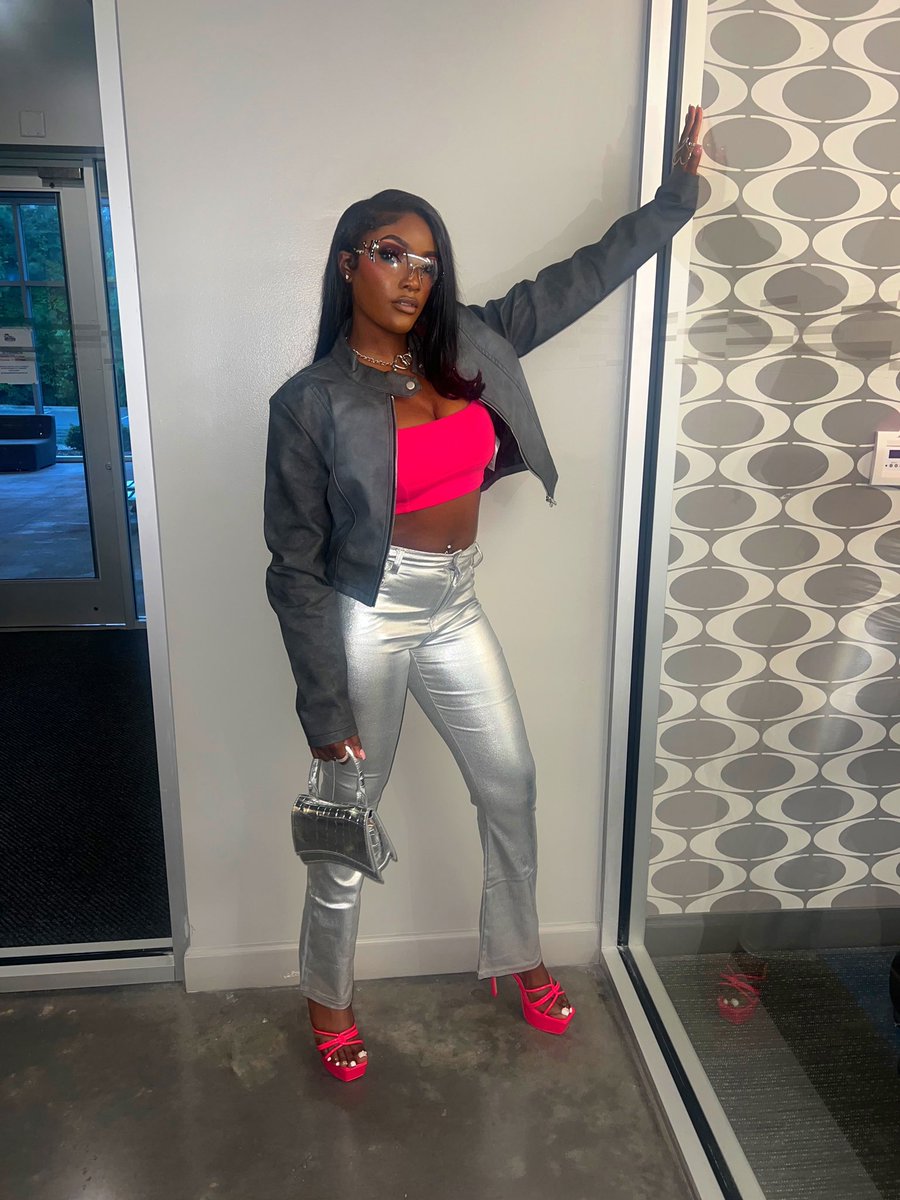 RickinaLeShaye's tweet photo. You’re nothing like them other boysss, LOVER BOYYYYY 🩷💜💙 #omggirlz #omggirlzconcert #bahjarodriguez #queensofrnbtour @Zonnique https://t.co/rRR2rAWK21