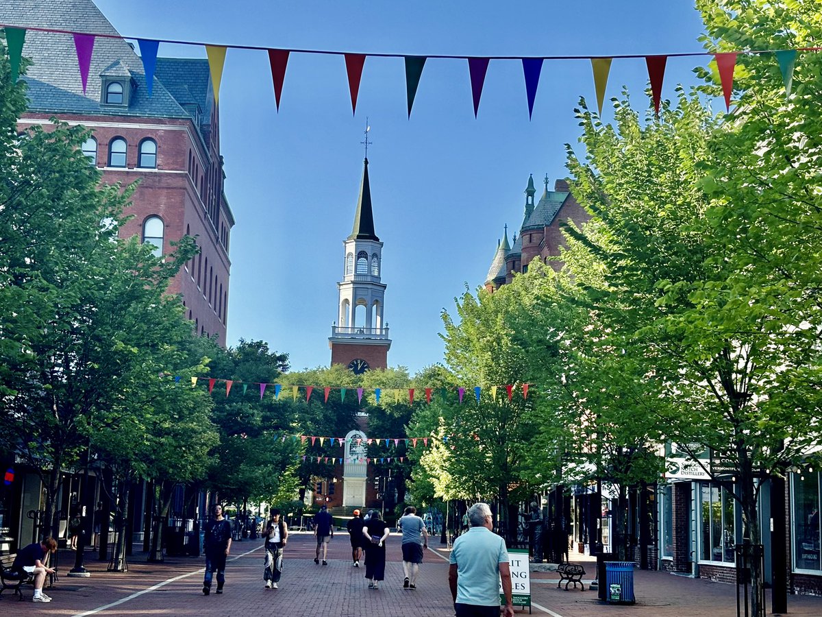 MichelineWilkie's tweet photo. Rues piétonnes animées, sentiers de randonnée achalandés et #LacChamplain de toute beauté! 💙#BurlingtonVermont https://t.co/rAWF5Djqhr