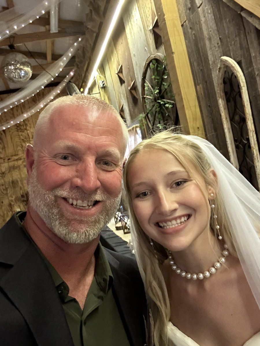 thbball20's tweet image. Last selfie as a Hussey! What a beautiful bride she was! Congratulations! I love you!!