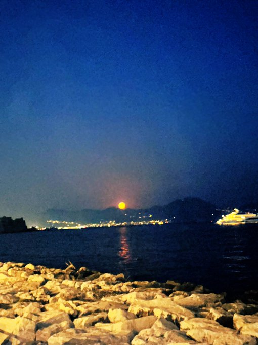 Full moon over Naples https://t.co/CpYqMq7lfl