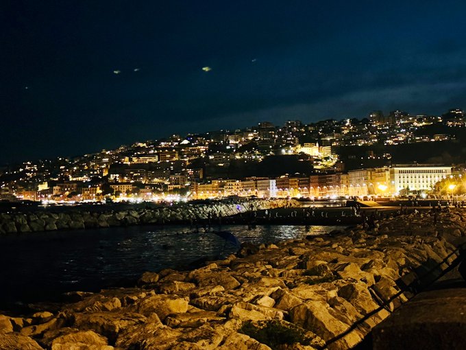 Full moon over Naples https://t.co/CpYqMq7lfl