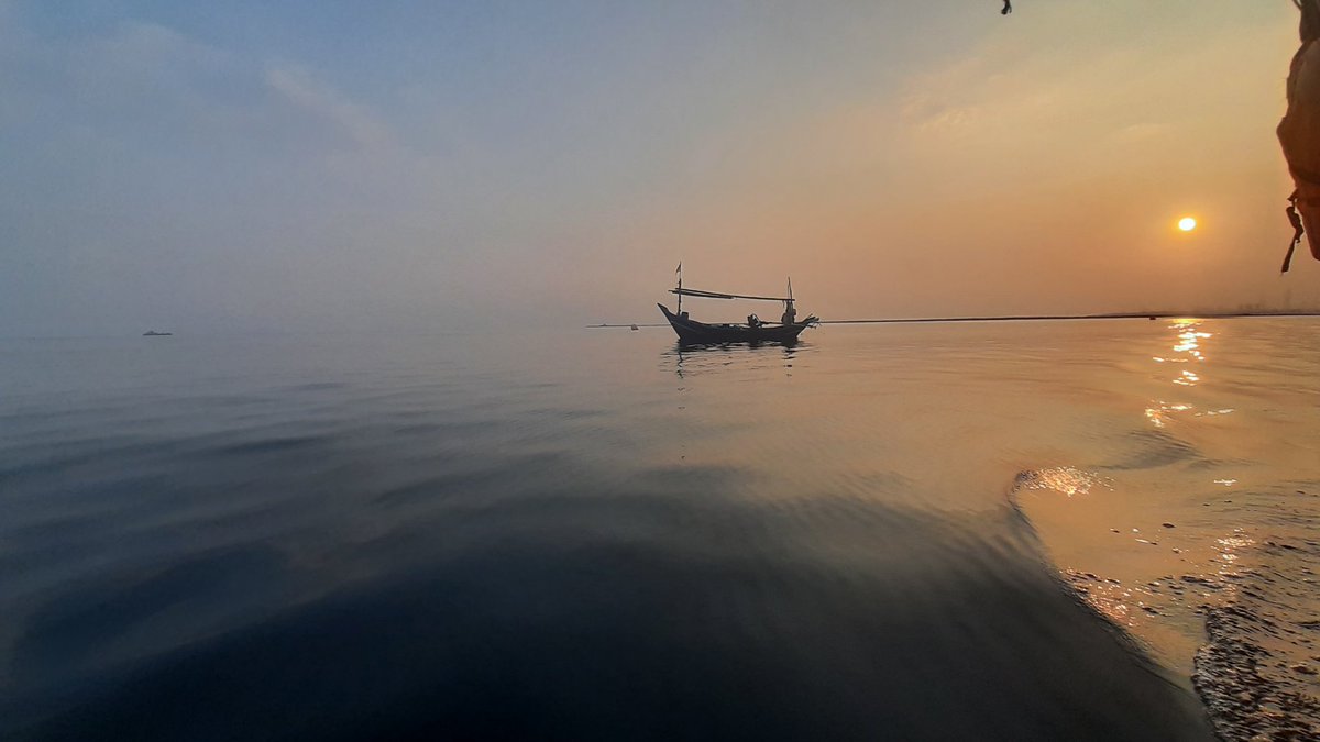 agusaka24's tweet photo. Padahal kebajikan itu sederhana sifatnya, normal perlakuannya, Ihsan hasilnya. Ibnu Athaillah dalam Matnul Hikam berpesan tentang kebajikan;

يَكْفِيْ مِنَ الْجَزَاءِ لَكَ عَلَى الْعَمَلِ أَنْ كَانَ لَهُ قَابِلًا.
Cukup besar upah balasan Allah bagimu jika Allah menerima hal itu. https://t.co/1R1rlKEeb3