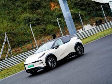 EVNewsAustralia's tweet photo. Chinese car maker Zeekr gets approval for first Australian bound electric SUV https://t.co/SkW1jNDSZ6 #evowner #electricluxury https://t.co/Oj7xIM9Ojm