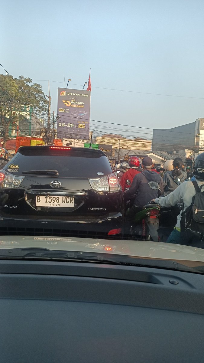 Study_in_Oz's tweet photo. @TMCPoldaMetro Mohon bantuan pengaturan lalu lintas di pertigaan jl surya kencana dan Dr setiabudi Pamulang, sudah 20 menit berhenti https://t.co/XmNaJgLZz8