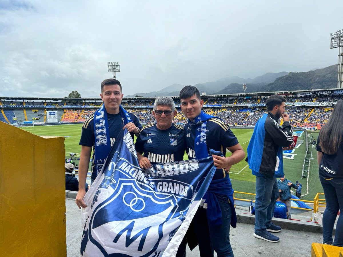 cpedwardsan08's tweet photo. Gracias a Dios, cumplimos el sueño en familia, viaje largo pero feliz de poder asistir a mi 1er partido en el campin! Gracias @FALCAO por cumplir el sueño de todos! Desde Sardinata a Bogotá por ver a mi @MillosFCoficial y obvio a mi ídolo @FALCAO !! https://t.co/P6rLD8EjOA