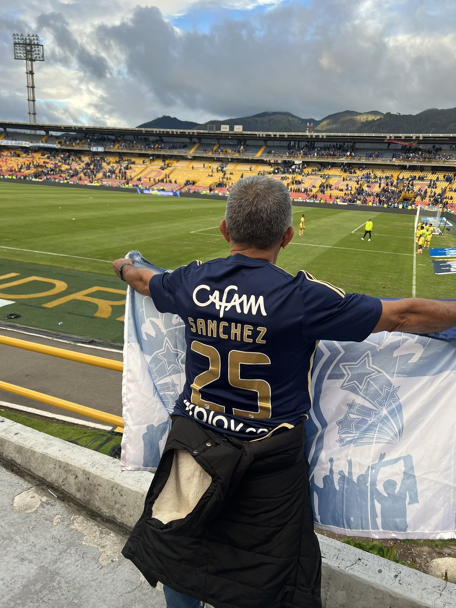 cpedwardsan08's tweet photo. Gracias a Dios, cumplimos el sueño en familia, viaje largo pero feliz de poder asistir a mi 1er partido en el campin! Gracias @FALCAO por cumplir el sueño de todos! Desde Sardinata a Bogotá por ver a mi @MillosFCoficial y obvio a mi ídolo @FALCAO !! https://t.co/P6rLD8EjOA
