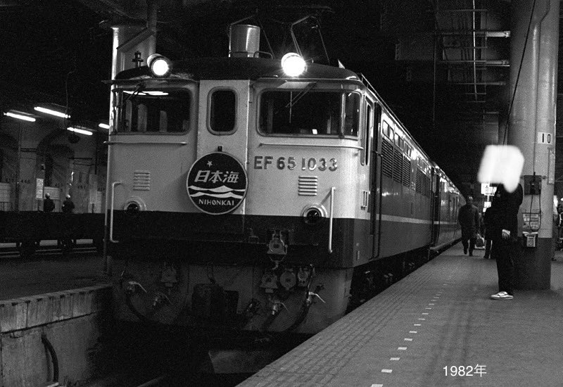kazu586189's tweet photo. これぞ上野駅撮影会🤔
自作HM付けていいですか〜❓
どれ俺が付けてやっから。
撮ったか〜外すぞ〜
いい時代でした😊 https://t.co/lxost0YZeh