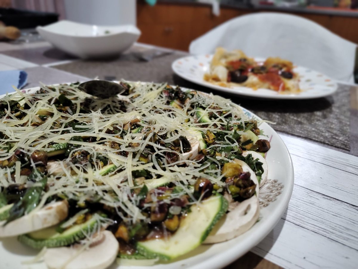 No saben como extrañaba cocinar este tipo de platillos.

Carpaccio de calabacín y pizza de pepperoni con champiñones y aceitunas... Una verdadera delicia 😍🤌

Increíbles recetas de #LaCocinaNoMuerde 
<a href="/elineanoticias/">E Línea Noticias</a>