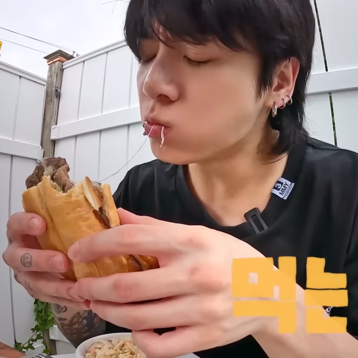 archiveforJK's tweet image. (😠)