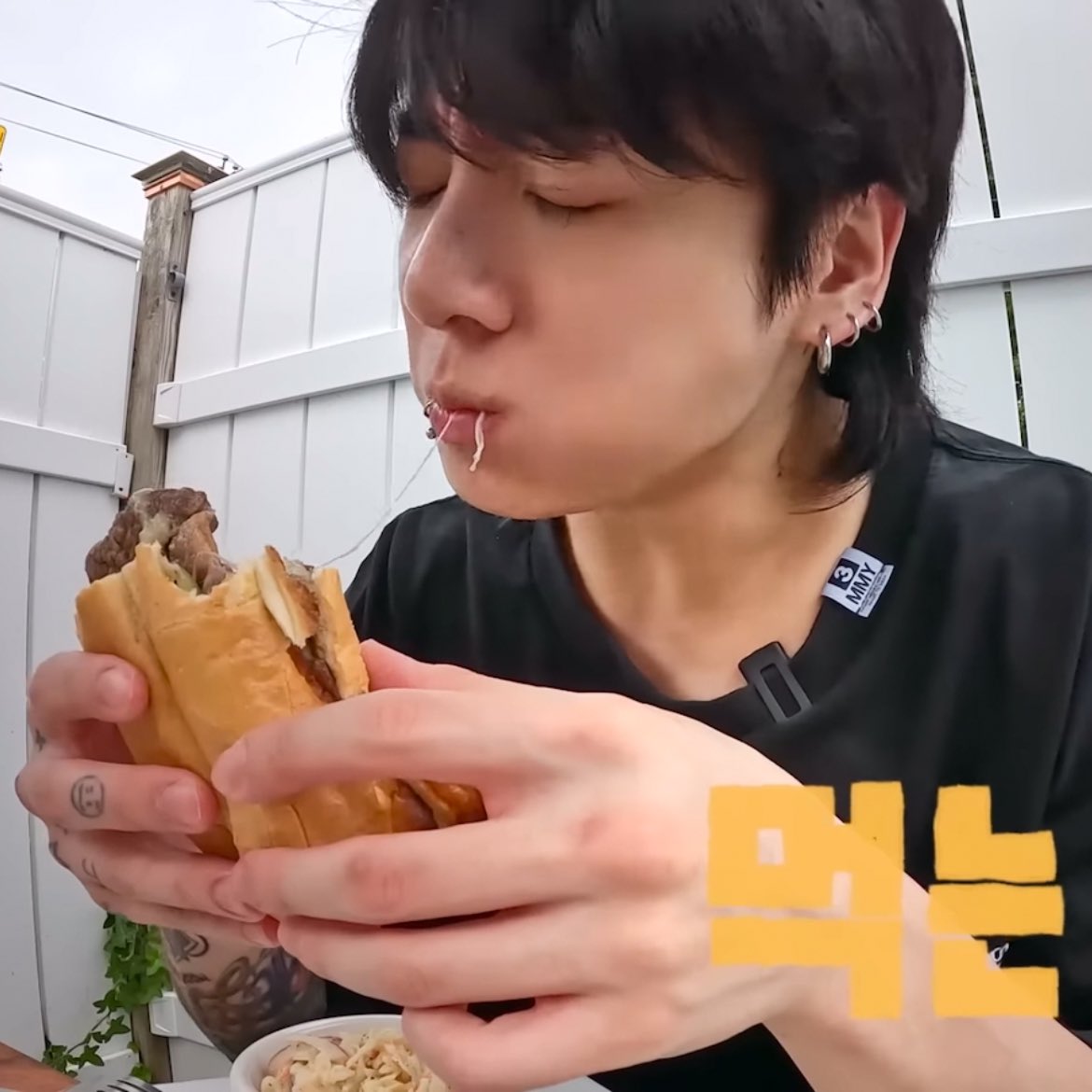 archiveforJK's tweet image. (😠)