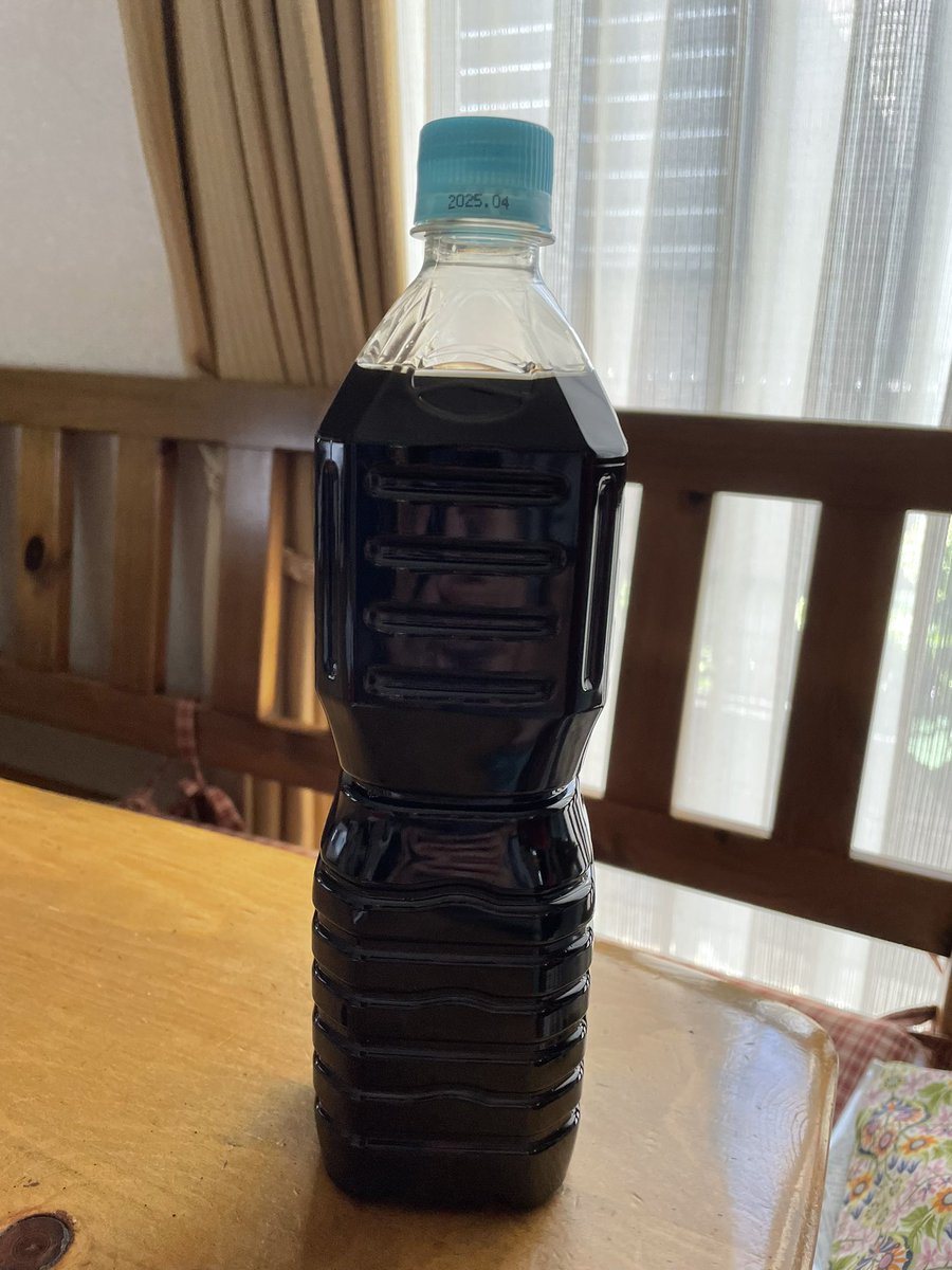 sishou24's tweet photo. これは？

900mlのアイスコーヒーです☕️
ラベルレス！
最高にストレスフリー✨

ただ、

「麺つゆ？」ってなるよねってダンナと共感！
麦茶と間違えて一回では飲んだことが私らはある。

これは昭和だからかな🧐

#LINEトーク占い
#ハワイアンアロハタロット https://t.co/4K6ZmJaPmd