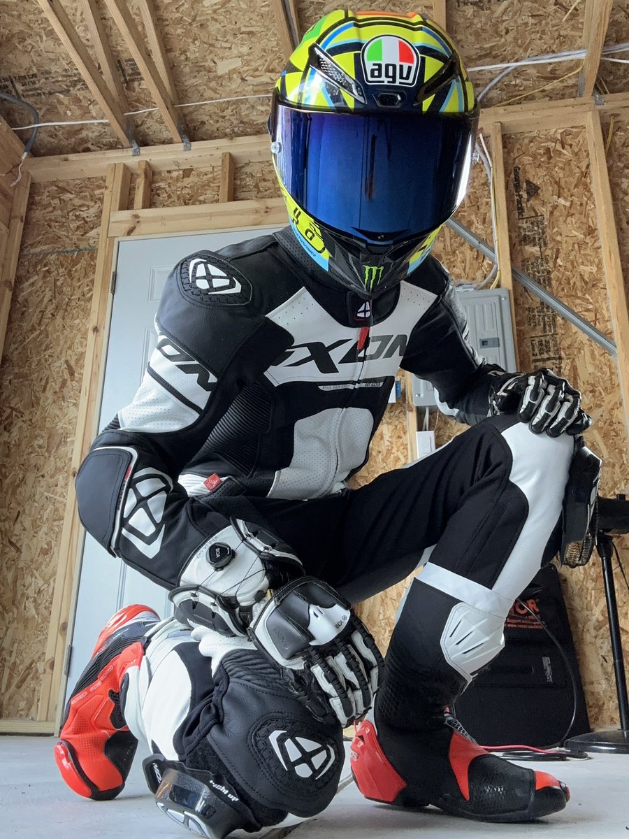 ApriliaRiderV4 tweet media