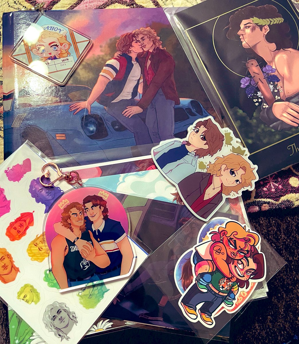 Everything arrived safe despite ups basically destroying the box, I got so lucky nothing escaped through the holes! 
But the Zine is gorgeous and the goodies  lovely! 
Everyone from the artists to the writers to <a href="/HarringroveZine/">👑 Kings of Nowhere Zine</a> did fantastic, congrats everyone 🖤💜