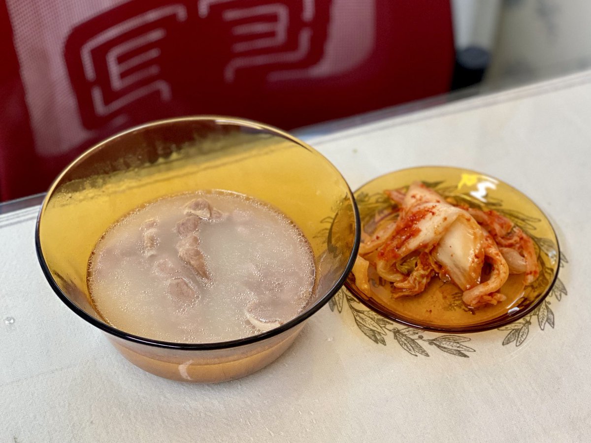 이 더위에 에어컨 켜고 30분간 끓여서 만든 귀한 돼지국밥(시판 곰탕 이용한 간단 창작 레시피)
근데 다대기가 너무 많이 남았다. 어쩌면 좋지. 앞으로 아무데나 다 넣어야겠다.