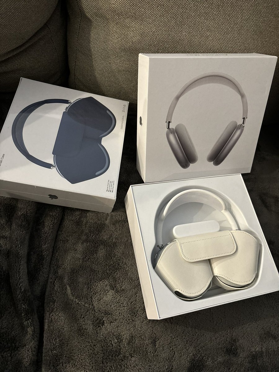 Wuvekk's tweet photo. Apple AirPod max $300 each ! Dm me https://t.co/enIFkXYdGx