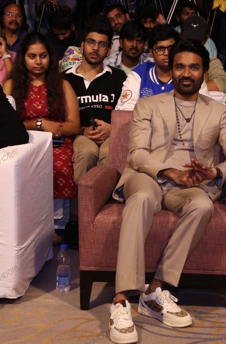 Vaathiyaar_Offl's tweet photo. யார் இந்த Aunty எங்க அண்ணாவ பார்த்து Sight அடிக்குது ...😡😡😡
#Raayan #RaayanPreRelease https://t.co/JfkmWLlDTu