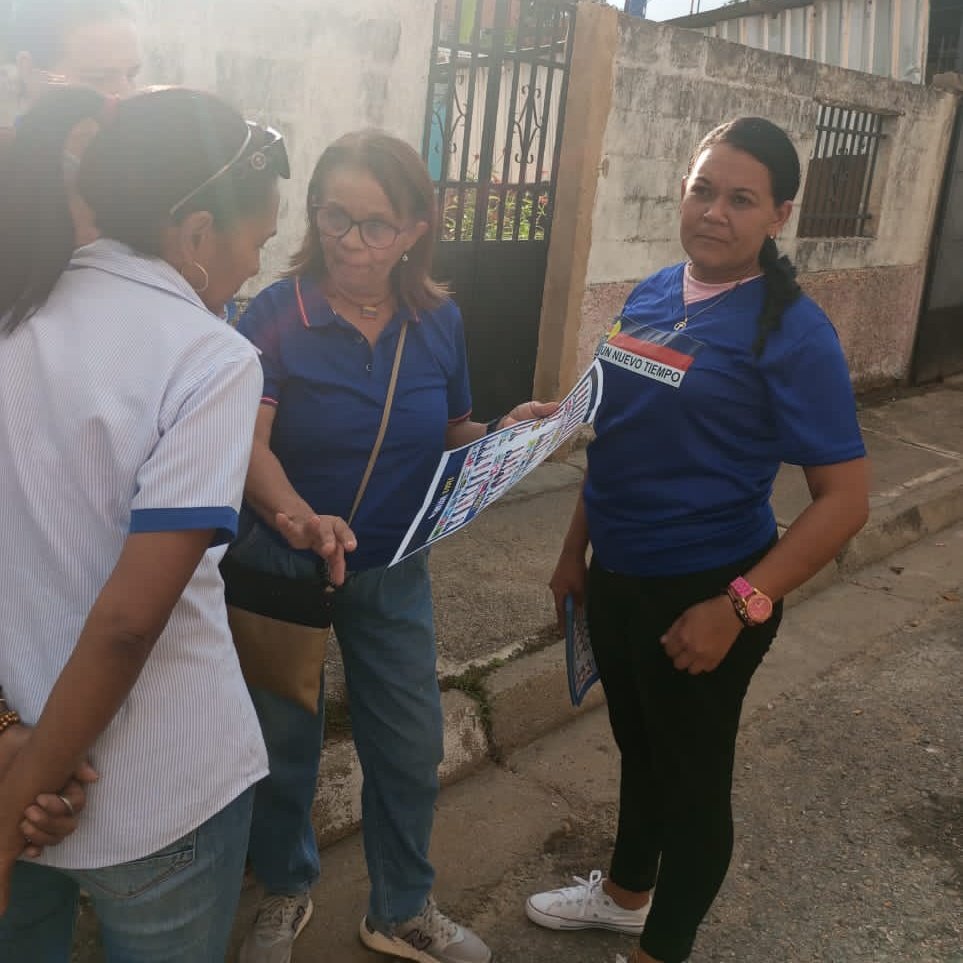 unt_carabobo's tweet photo. La secretaria regional de la fuerza femenina en #Carabobo, Carmen Pinzon; encabezó el recorrido casa por casa en el sector Pueblo Nuevo del municipio Bejuma.

La actividad permitió llevar el mensaje de unidad y esperanza de Edmundo González ¡Viene un nuevo tiempo para Venezuela! 

Edmundo Presidente 🇻🇪