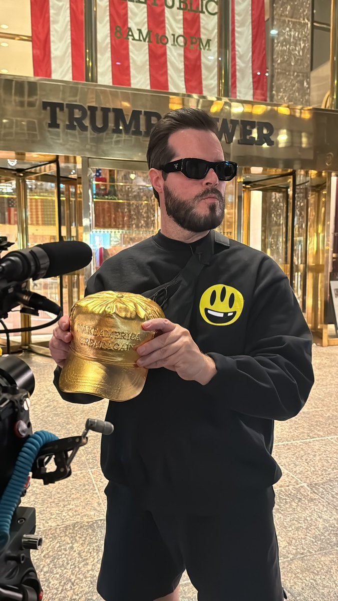 memeranchdotcom's tweet image. The Gold #MAGA Hat takes a trip to Trump Tower. 

#SaveAmerica #MAGA2024 #DonaldTrump #MemeMagic