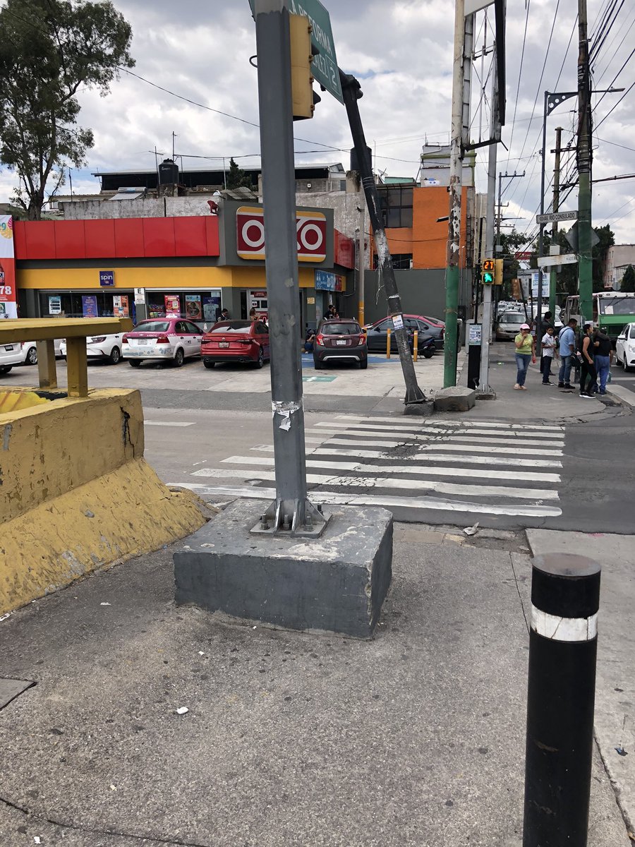 alfonsorojas's tweet photo. @SGIRPC_CDMX saludos :
Atención con este poste de señalización vial que está a nada de caerse, Circuito Interior y Calz. de los Misterios: https://t.co/mdlbaWz6nH