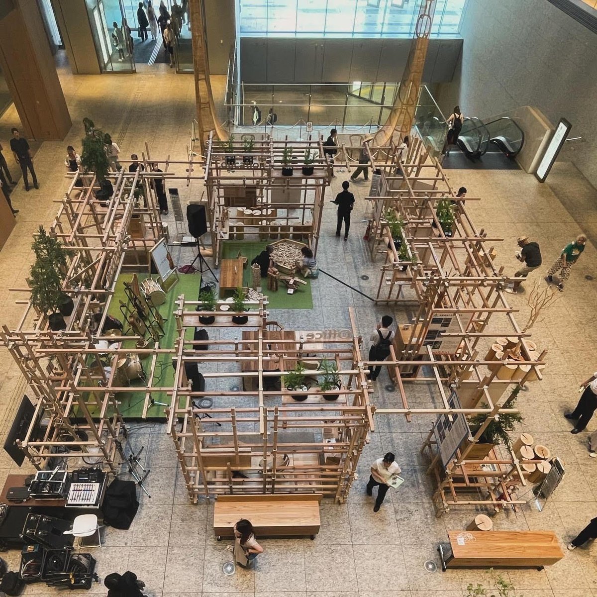 Tsunagi_Wood's tweet photo. 7/5（金）・7/6（土）に「WOOD DESIGN EXPERIENCE ～木を使って、暮らしと街と社会を良くする2日間 @名古屋」が名古屋KITTEにて開催されました🌳

「つな木」を利用した木質空間に、様々な木のプロダクトが展示されました！

丸の内で使用したつな木を組み直して再利用しています！ https://t.co/mD23OerArC