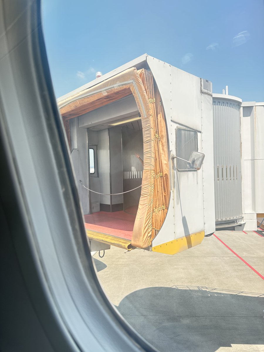 mariorojastenor's tweet photo. First time to witness a medical emergency back to gate @Aeromexico #Narita #AM57 https://t.co/6WBDJ4Nx7f