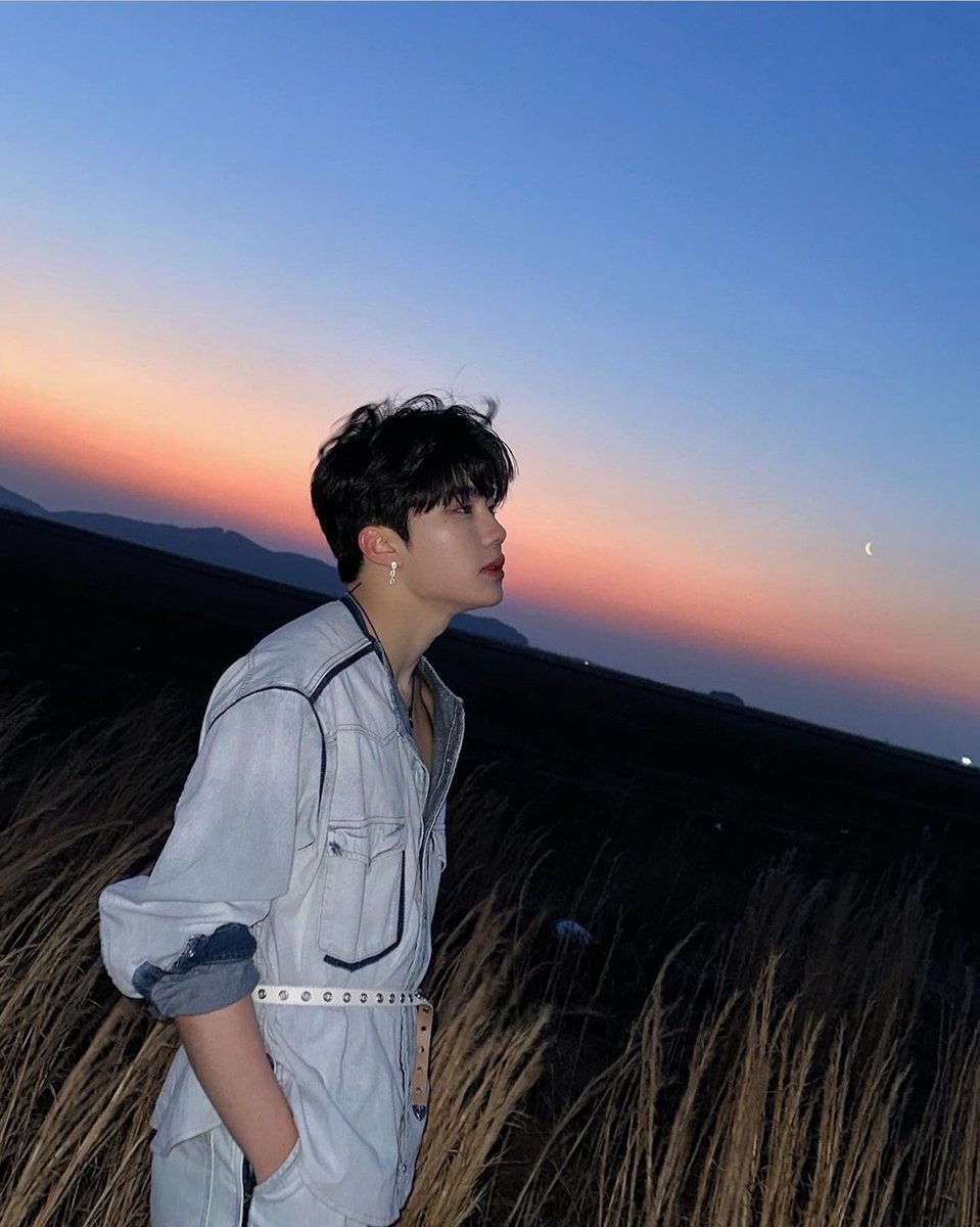 最近忙しくて浮上出来て無かったんですけど、受験勉強に力を入れたいので、今入ってる共同購入の取引が終わったら来年の3月に受験が終わるまでログアウトしようと思います！
戻って来たらまたみんな仲良くしてくれたら嬉しい🥲