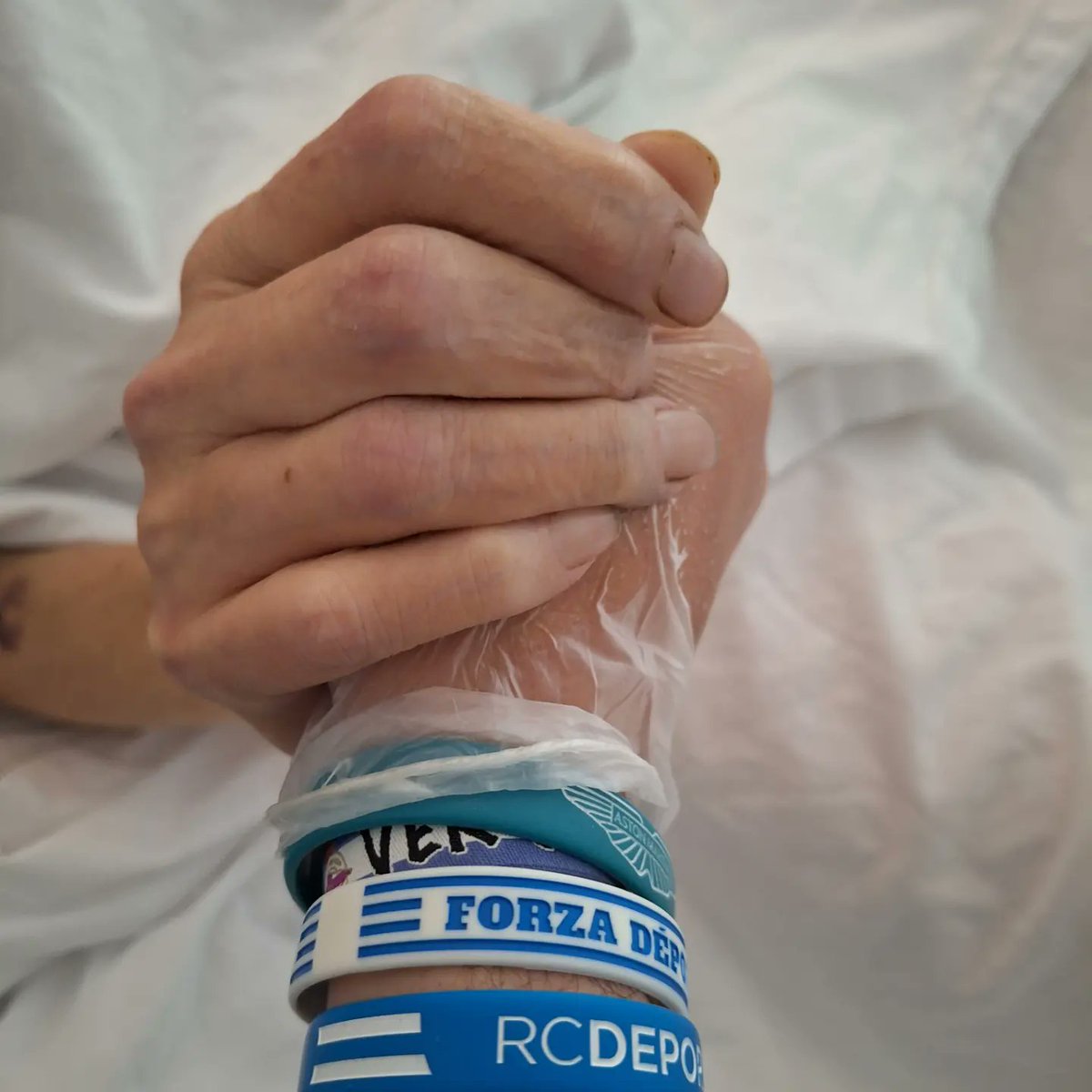 MANU_6F's tweet photo. Estoy roto...
15 años de lucha contra el cáncer. Gracias Papá por enseñarme a luchar tanto.
Descansa, lo mereces campeón, ya no tienes que luchar más...
Te quiero y te voy a echar mucho de menos...
❤️💔😢 https://t.co/qWunECPz08