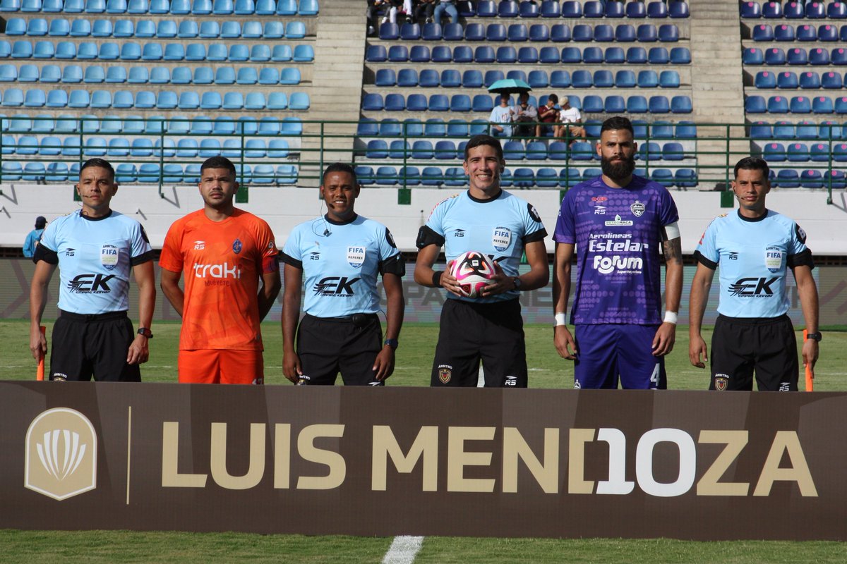 FabriCuzzo22's tweet photo. El problema del #FUTVE... ¿Es realmente el tiempo de juego efectivo? ¿El ritmo que ofrecen los árbitros?

Escuchamos declaraciones de DT's y buscamos algunos datos para entender y analizar un poco este tema que ha estado en boca de muchísimas personas recientemente: https://t.co/s2RKVijJzq