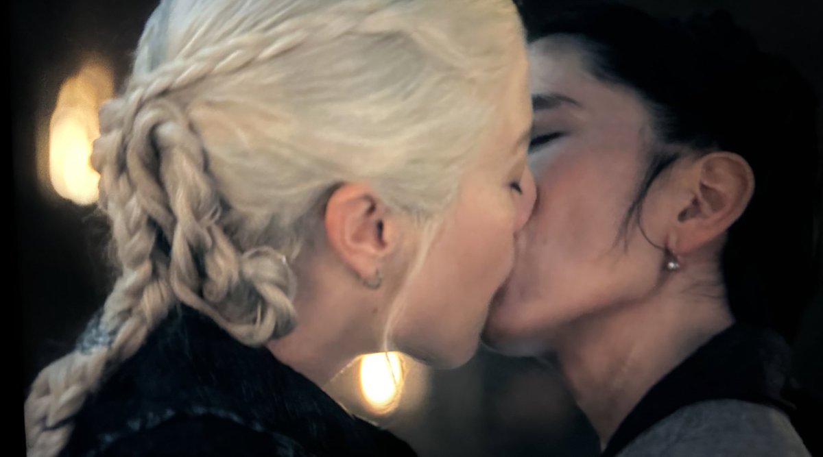 edsangui's tweet photo. só nesse episódio a rhaenyra:

- levou comida para o povo de king's landing

- deu um tapão na cara de um velho

- pegou uma gostosa e se tornou a primeira rainha legítima bissexual da história

rhaenyra tá com o sangue no olho! https://t.co/KXWReCxIAa