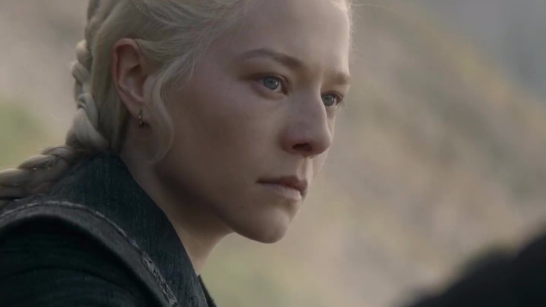 edsangui's tweet photo. só nesse episódio a rhaenyra:

- levou comida para o povo de king's landing

- deu um tapão na cara de um velho

- pegou uma gostosa e se tornou a primeira rainha legítima bissexual da história

rhaenyra tá com o sangue no olho! https://t.co/KXWReCxIAa