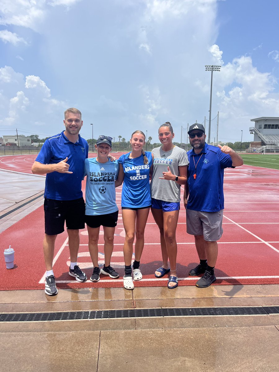 lilahrkatz's tweet photo. Thank you SO MUCH to the amazing coaching staff and players at @IslandersSoccer, especially @CoachChloe09 and @DClitnovici for an incredible camp this weekend! Your campus is so beautiful and I can’t wait to be back! #GoDers 🤙🌴 https://t.co/weN2CmsPeJ