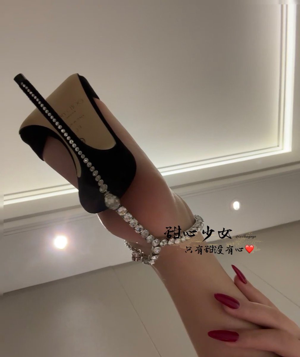 为了这双鞋，特点粘了个红指甲，简直绝配了。 https://t.co/15OMs1eAwH