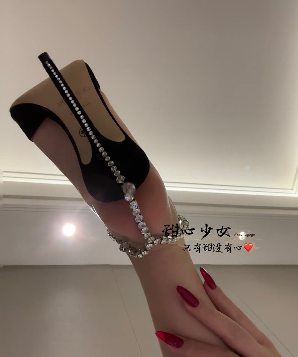 为了这双鞋，特点粘了个红指甲，简直绝配了。 https://t.co/15OMs1eAwH