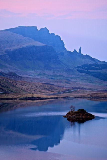 Scottish_Banner's tweet photo. The colours of #Skye ! 💜
#IsleOfSkye #Scotland #Alba #ScottishBanner #LoveScotland #ScotlandIsNow #ScotSpirit #LandOfLight #BestWeeCountry #BeautifulScotland https://t.co/bBqcEih2eC